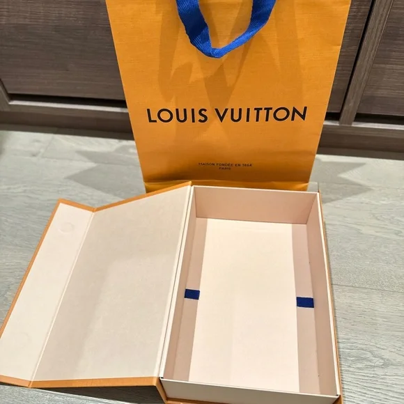 Louis Vuitton New Gift box and signature shopping/ paper bag set